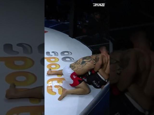 Close fight between Matheus Nicolau & Felipe Efrain #bravecf #bravetv #shorts