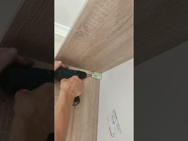 Процесс монтажа верхних шкафов. Кухни на заказ в Минске, кухни Беларуси, сборка мебелт