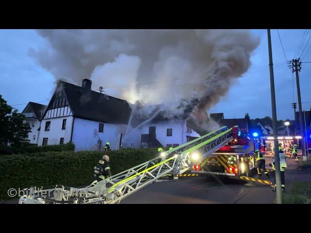 Wohnhaus steht in Flammen