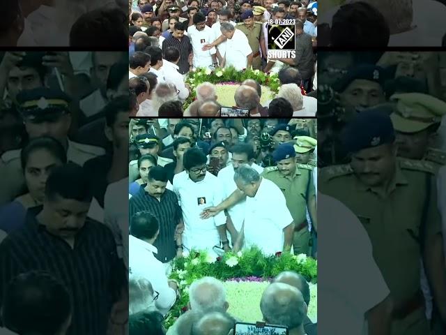 Kerala CM Pinarayi Vijayan pays last respects to former CM Oommen Chandy at state Secretariat