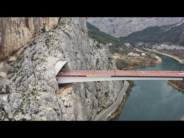 Most Omiš u pripremnom položaju za zavarivanje centralnog spoja  MAEG COSTRUZIONI SPA (Bridge Omis)