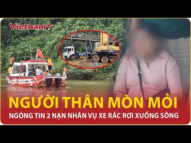 NÓNG: Xót xa người nhà lập bàn thờ vội, chờ tin 2 nạn nhân vụ xe rác rơi xuống sông | VN+