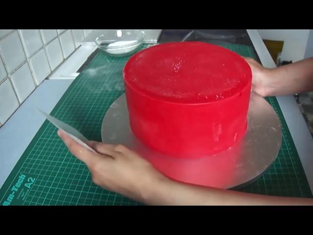 How to get sharp edges on fondant cakes using acetate smoothers