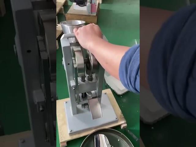 The manual tablet press is simple, convenient and efficient.