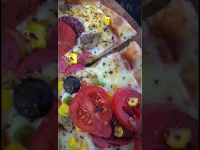 #pizza #italianpizza #italianfood #shorts #shortvideo #tasty #tastyfood #yummy