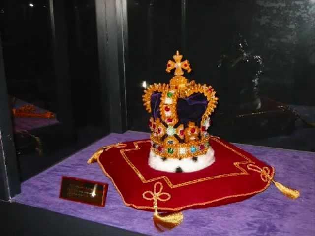 Yee Yee Thant- Pyi Pyi Min Baung-Myanmar classical song with Myanmar ruby jewellery
