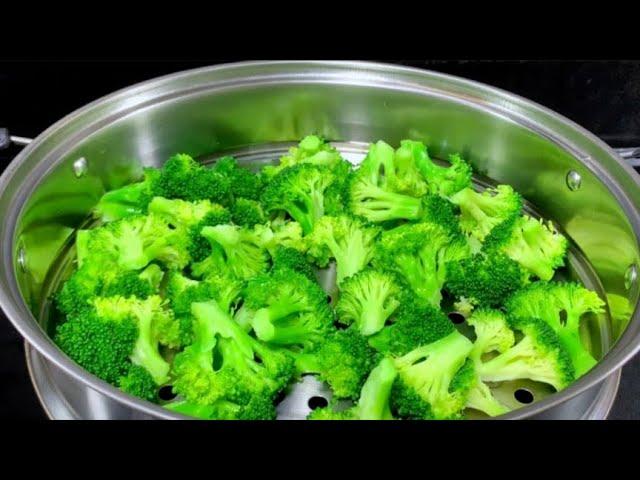 When frying broccoli, don't blanch or fry it directly, share the correct method, it is crisp, tender