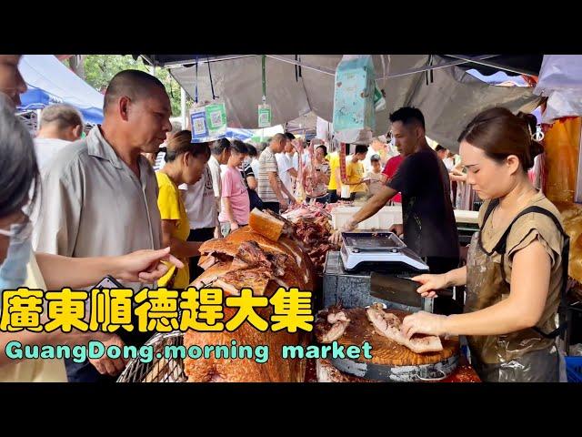 廣東順德趕大集現場砍殺鱷魚燒肉檔排大隊，新鮮椰子平價水果現場熱鬧非凡！