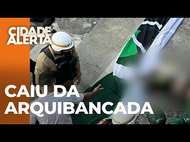 Torcedor cai do segundo anel da arquibancada no Couto Pereira, depois da vitória do Coritiba