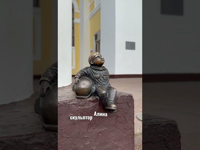 Небольшая, но очень символичная статуэтка Космонавтик-театрал