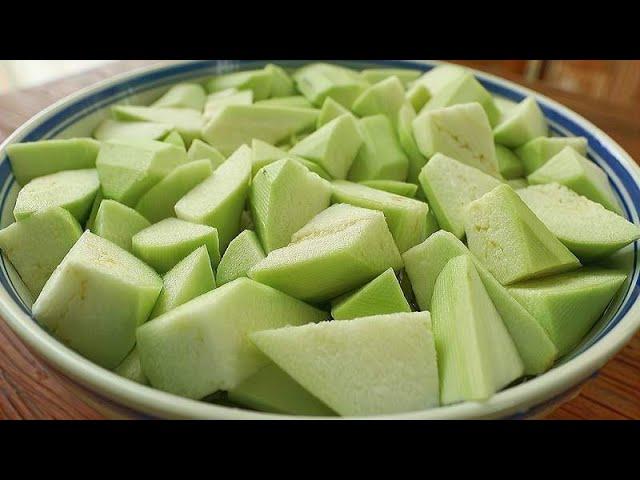 The recipe of eggplant in rural banquet  without complex seasonings  and the eggplant is soft and t