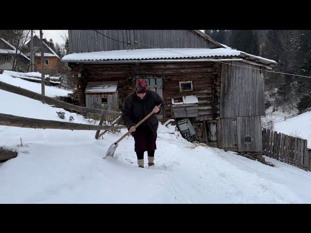 Life in winter in the Carpathians, in the blizzard we cope with the farm, prepare a corn dish(tokan)