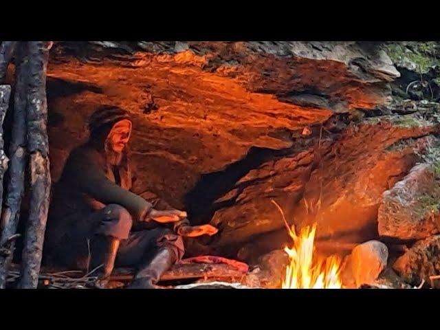 Winter Bushcraft Survival Camping in extreme cold and Rainy Weather | Survival Shelter under a Rock