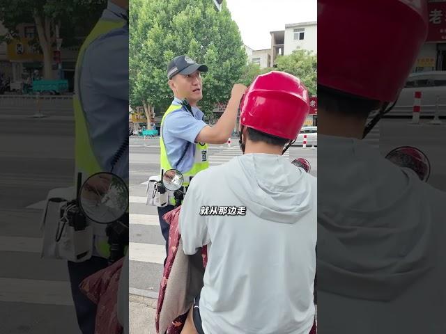 戴头盔，不逆行，平平安安过夏天！ 夏季交通安全宣传 皮哥来了 法润平安文明相伴