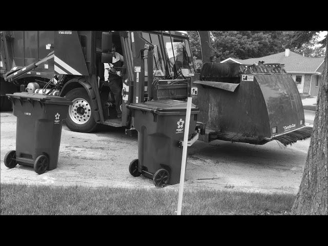 Republic services curotto can in black and white (read description)