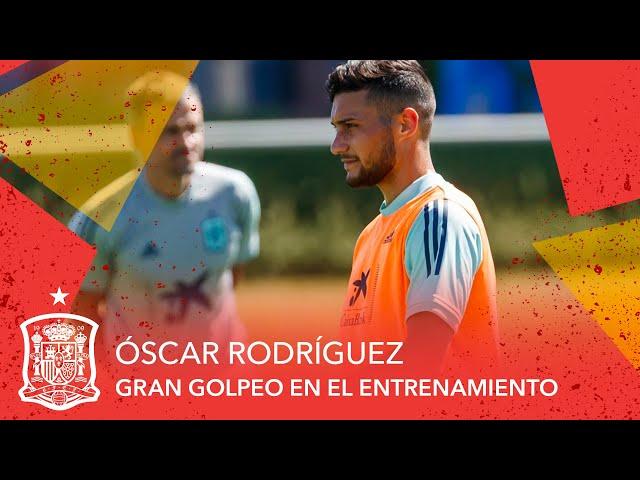 Óscar Rodríguez demuestra su maravilloso golpeo en el entrenamiento de la Selección española