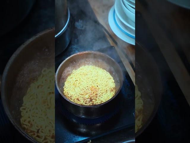 街角的葱爆牛肉面,太香了#在路边摊感受人间烟火 #noodles #delicious #streetfood #cooking #ramen