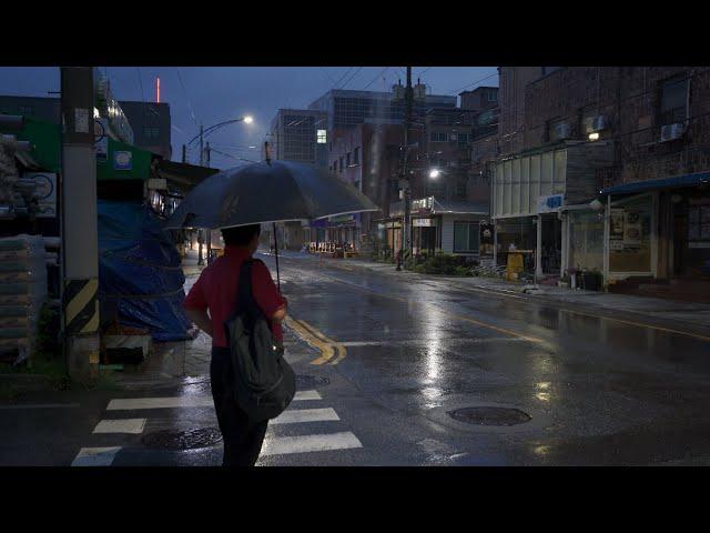 [4K Rain Walk] Rain Walking Before the Dawn. The sound of the morning rain wets my heart.