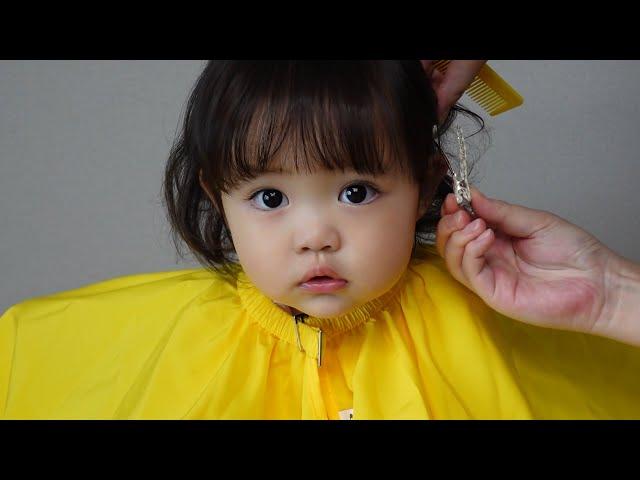 [SUB] A Korean baby cutting hair at home. ️