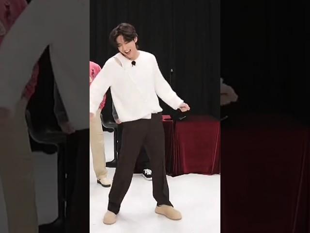 taehyung dancing on run bts in tiny#cute#taetae