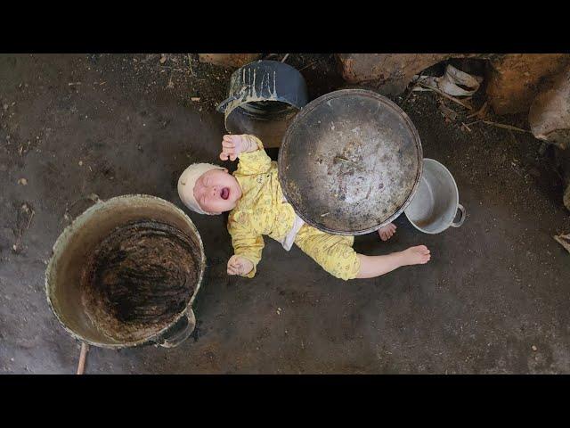 Single mother picks watermelons to sell to earn money to raise her children - a life of poverty