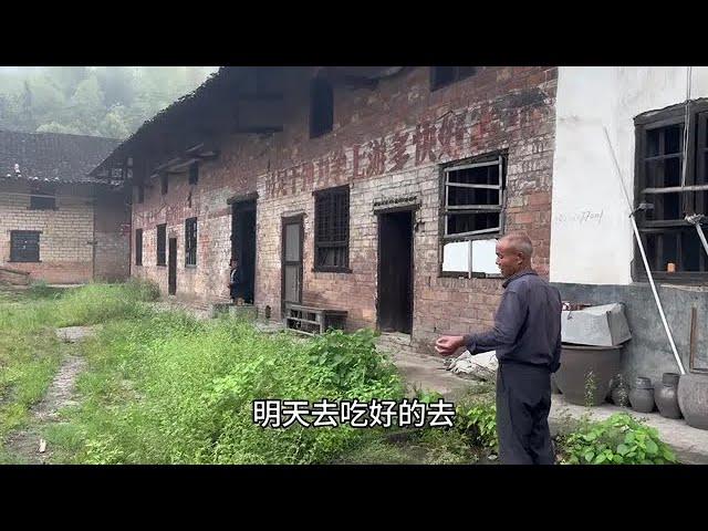 啤酒婶来旧屋看看家里漏雨了没，没想到遇到饭王也在家，选择无视