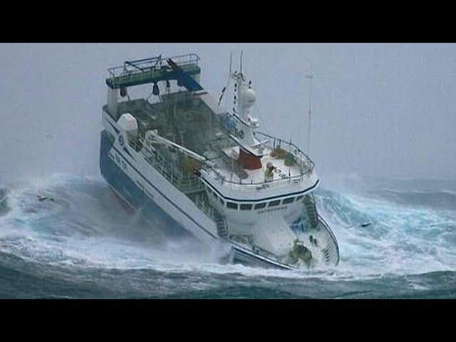 Storm Ashley hits UK with Monster waves! 130km/h wind and river burst cause major flooding