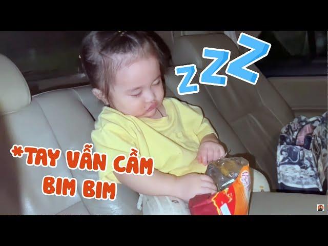 NGỌC NGỌC NGỦ GẬT TRÊN XE NHƯNG TAY VẪN KHÔNG BUÔNG GÓI BIM BIM CỰC ĐÁNG YÊU