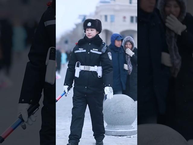 中央大街美羊羊警官吳嘉欣正在執勤冰天雪地的她好美呀。 #現場實拍 #哈爾濱 #警察 #為人民服務 #正能量