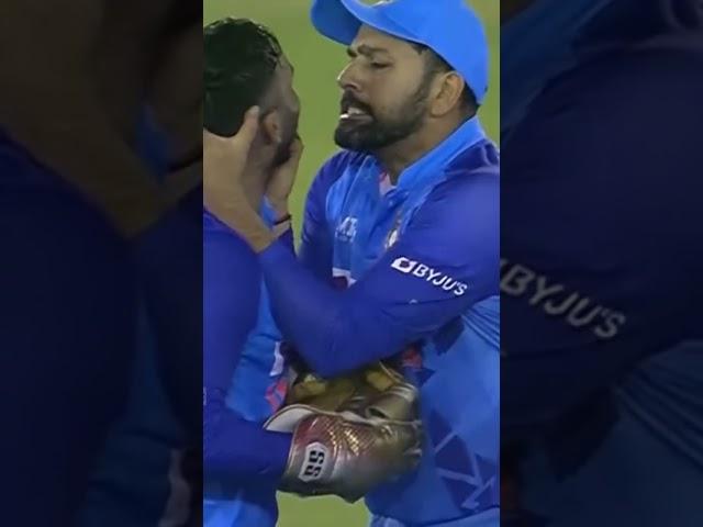 Rohit Sharma ने पकड़ी Dinesh Karthik की गर्दन