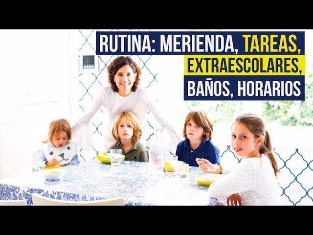 Rutina de tarde familiar después del colegio: tareas, extraescolares, educación /balamoda