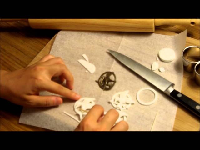 How to Make a Hunger Games Mockingjay Pin Cupcake