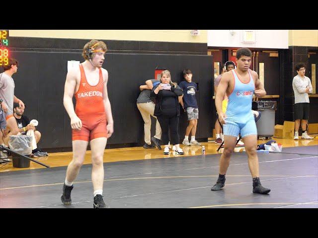 Kyle Gatlin of Naperville Central HS [R] v. RJ Samuels of Izzy Style Wrestling [B] (182)