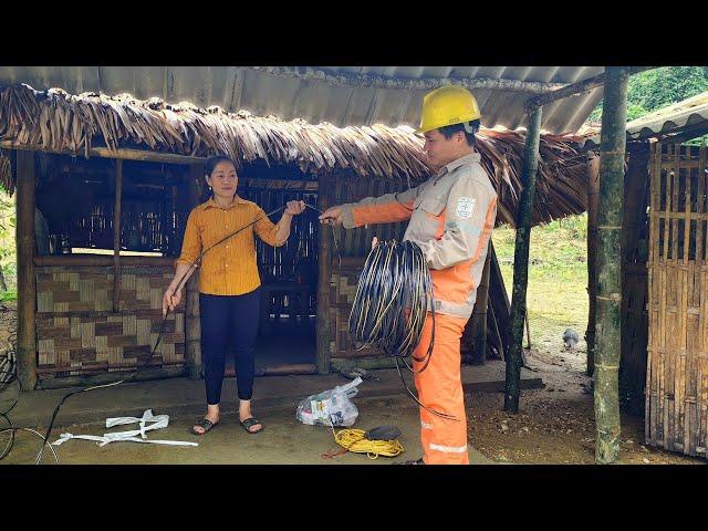 The single mother hired an electrician to bring electricity into the house to light up. DANG THI DU