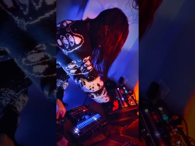 #glitchart #glitchmusic #aphextwin #visualtechno #technojunkie #synthsetup #livetechno #drummachine