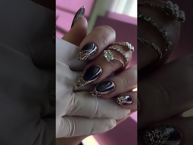 Black Nails 2024: Gold Touch 