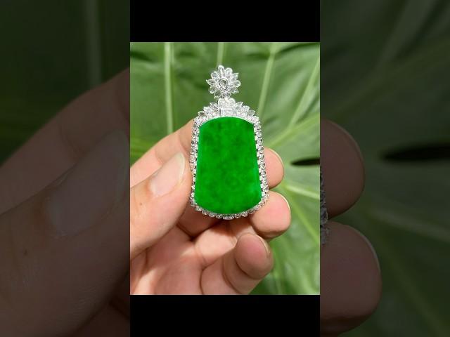 满色飘花无事牌 太辣眼睛啦喜欢的朋友不要错过 #翡翠 #翡翠手鐲 #冰种翡翠 #古玉收藏 #天然翡翠 #玉佩 #珠宝玉器