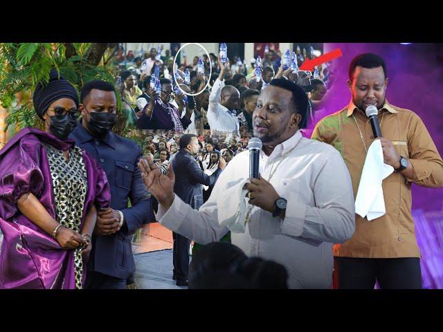 Nguku uko bafashe amafoto UMUKRISTU yambaye UBUSA| Bishop J BOSCO n'umugore ibyabo bikomeje kubabaz