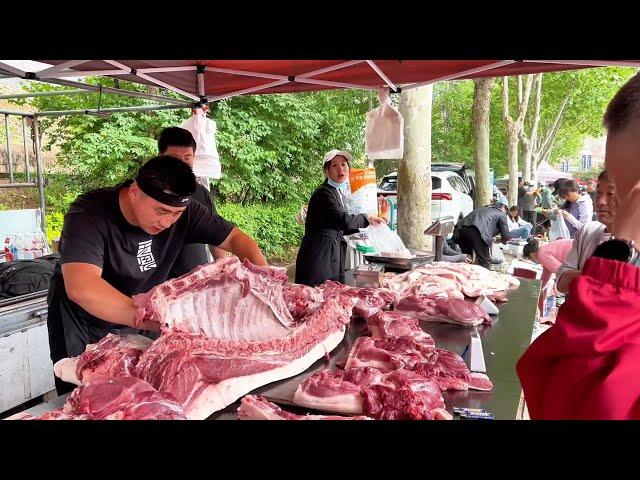 Today came a big brother who chopped pork bones. In just over an hour, 4 pigs were sold.