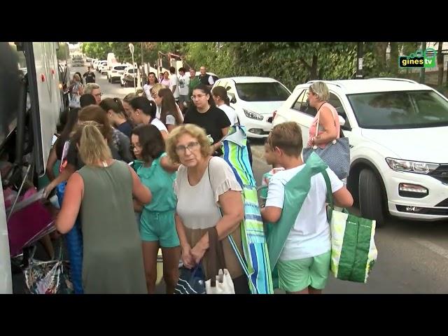 180 vecinos y vecinas de Gines ponen rumbo a la playa de Bolonia gracias a ‘Los jueves al Sol’