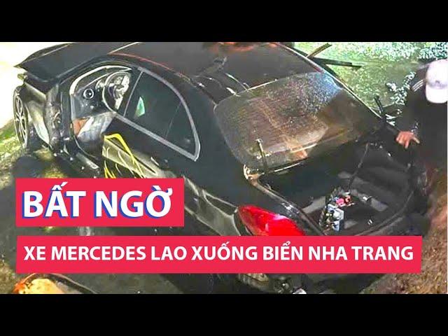 Xe Mercedes chở 5 người, lao xuống biển Nha Trang