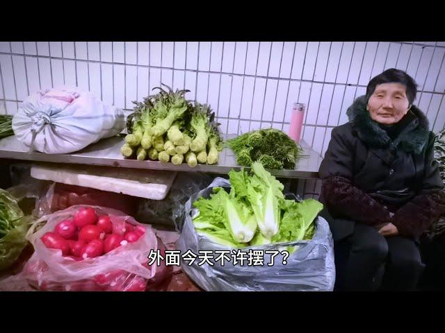 霜冻后的白菜出摊，顾客买了一大袋当饭吃，软和香甜天天吃不腻！