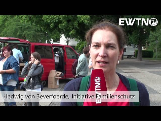 EWTN Reporter - Hedwig von Beverfoerde bei der Demo für Alle in Stuttgart