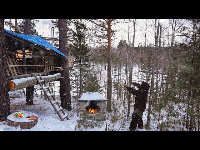 A man found a tree house. Solo overnight