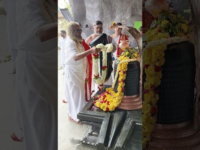 Gurudev at Shiva Temple | Vaidic Dharma Sansthan