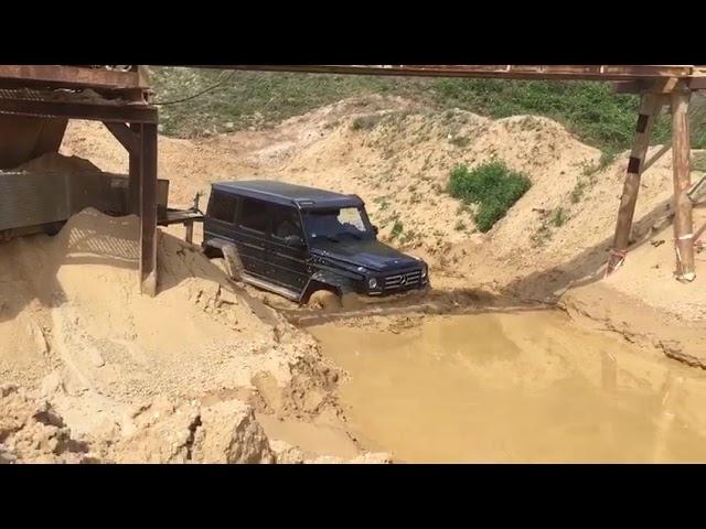 Mercedes G500 4x4 squared in deep mud