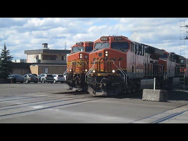 Train horn battle with BNSF ET44C4 3783 & BNSF Dash 9-44CW 5216. Full race is in the description