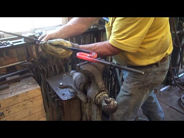 Blacksmith twisting wrench - forging a simple twisting wrench