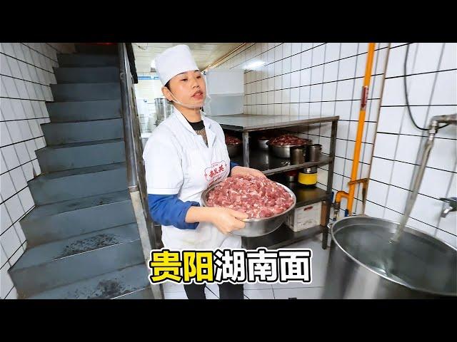 贵阳37年老店湖南面，一天600斤猪肉炒臊子，12块一碗顾客排大队