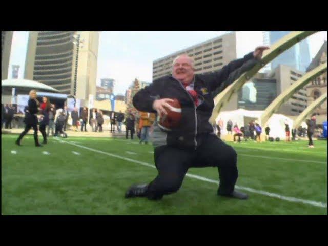 Mayor Rob Ford falls trying to toss pass [RAW VIDEO]